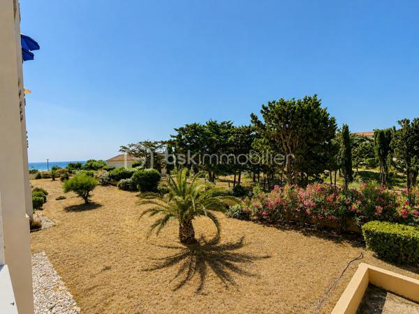 Cet agréable appartement 2 pièces de 22 m2 plus une loggia de 4 m2 bénéficie d’une petite vue sur la mer et d’un environnement privilégié.
Situé au 1er étage avec ascenseur d'une résidence calme et bien entretenue, ce bien offre un accès facilité aux personnes à mobilité réduite (PMR).

Il se compose d’une chambre, d’une salle d’eau, de WC séparés ainsi que d’une cuisine ouverte sur un séjour lumineux. 
Une loggia de 4 m² vient compléter l’espace de vie et constitue un lieu idéal pour profiter des beaux jours.

Une place de parking privative est incluse avec le bien.

Vous apprécierez également sa situation pratique : une supérette est accessible à seulement 2 minutes à pied, tandis que le port, ses commerces, restaurants et animations se trouvent à proximité.

Un pied-à-terre idéal pour les vacances ou un investissement locatif au bord de la mer.
