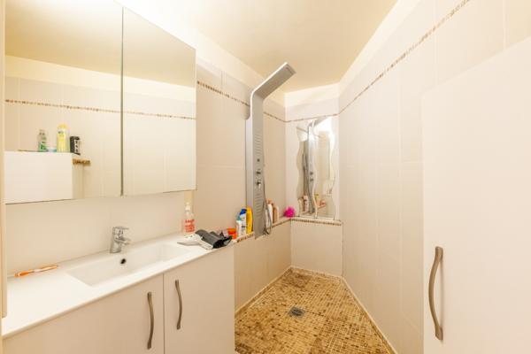 Roquefort-les-Pins (06330) VILLA ENSOLEILLÉE AVEC PISCINE - 150 M²