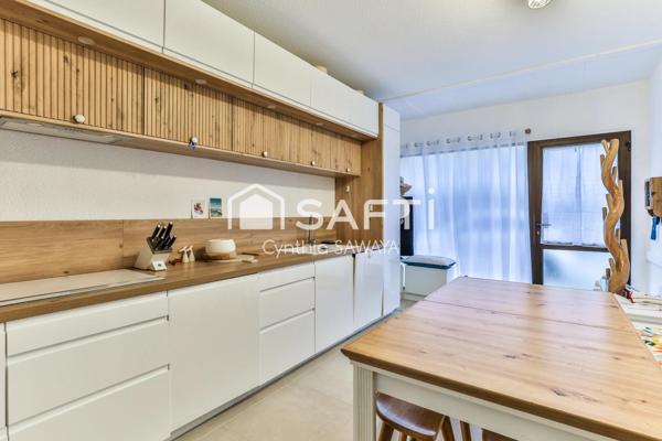 Maison de ville complètement rénovée et très bien située en ville d’été!