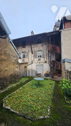 Maison mitoyenne avec local à rénover entièrement