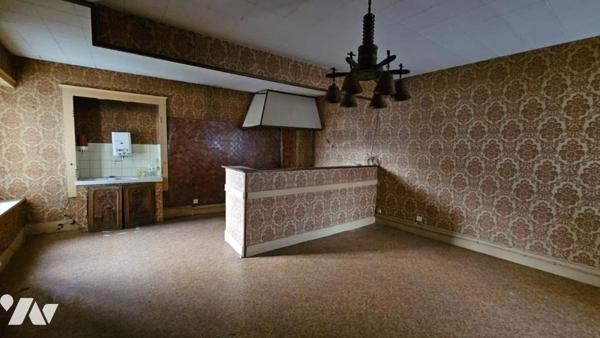 Maison mitoyenne avec local à rénover entièrement