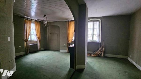 Maison mitoyenne avec local à rénover entièrement