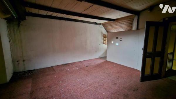 Maison mitoyenne avec local à rénover entièrement
