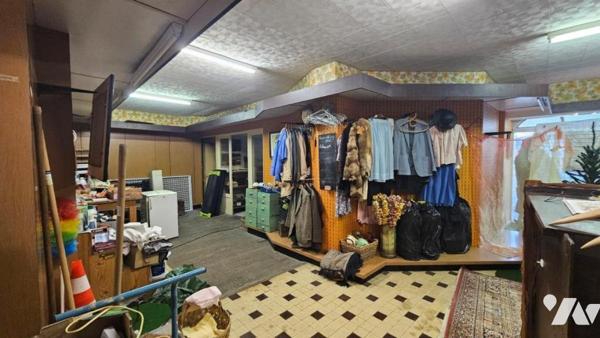 Maison mitoyenne avec local à rénover entièrement