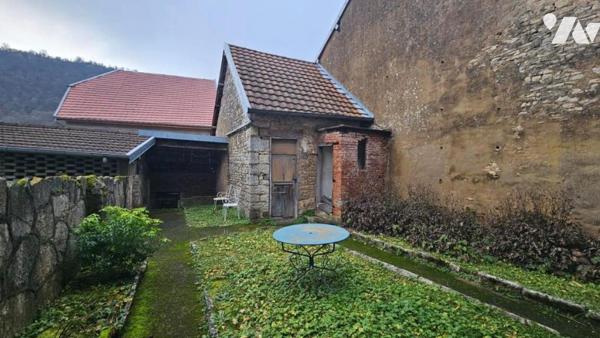 Maison mitoyenne avec local à rénover entièrement