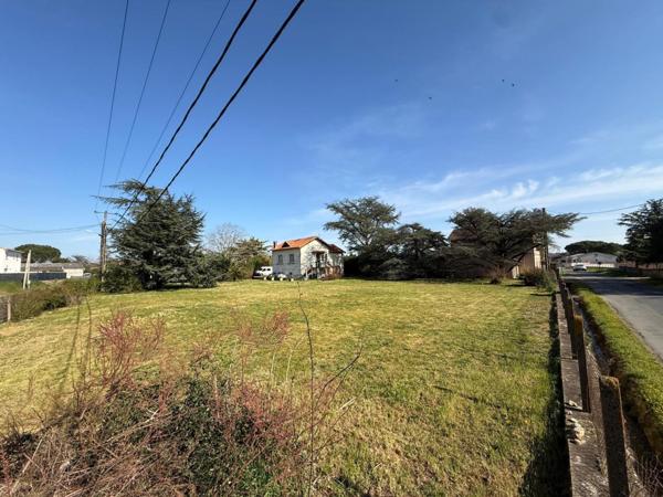 Terrain à bâtir, calme, clôturé et arboré