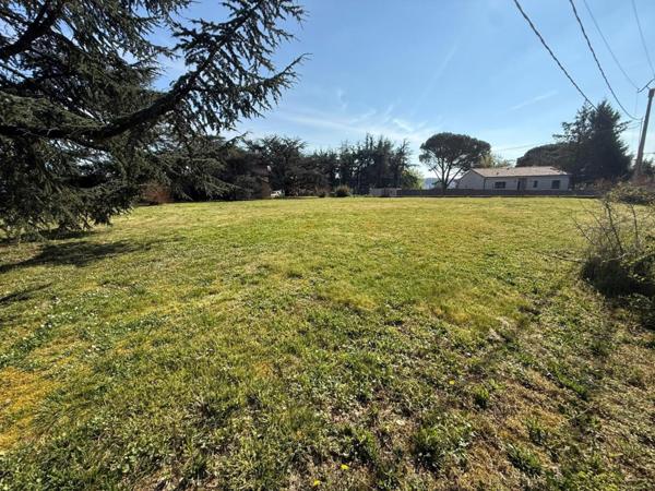 Terrain à bâtir, calme, clôturé et arboré