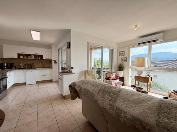 Appartement à vendre 3 pièces terrasse et grand garage (05)