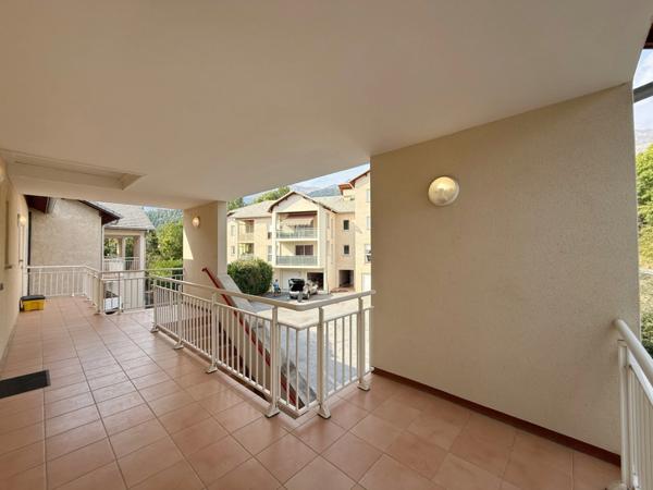 Appartement à vendre 3 pièces terrasse et grand garage (05)