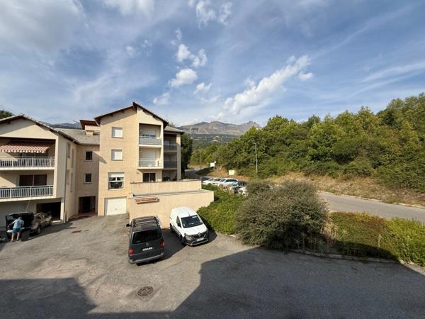 Appartement à vendre 3 pièces terrasse et grand garage (05)