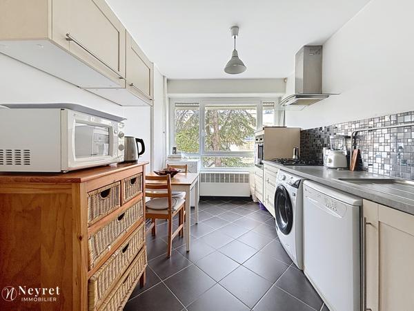 OULLINS - IDÉAL INVESTISSEURS ET PRIMO ACCÉDANT - T3 69 m2 avec balcon et cave à 5 min du métro B