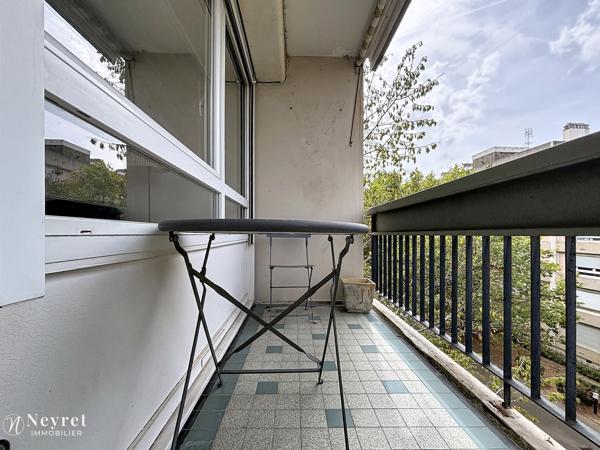 OULLINS - IDÉAL INVESTISSEURS ET PRIMO ACCÉDANT - T3 69 m2 avec balcon et cave à 5 min du métro B