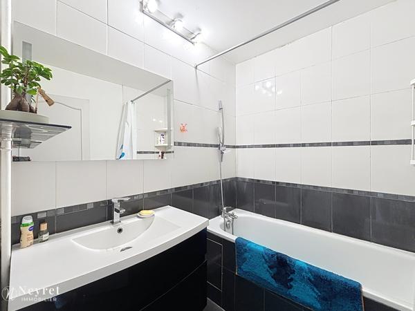 OULLINS - IDÉAL INVESTISSEURS ET PRIMO ACCÉDANT - T3 69 m2 avec balcon et cave à 5 min du métro B