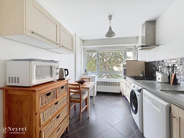 OULLINS - IDÉAL INVESTISSEURS ET PRIMO ACCÉDANT - T3 69 m2 avec balcon et cave à 5 min du métro B