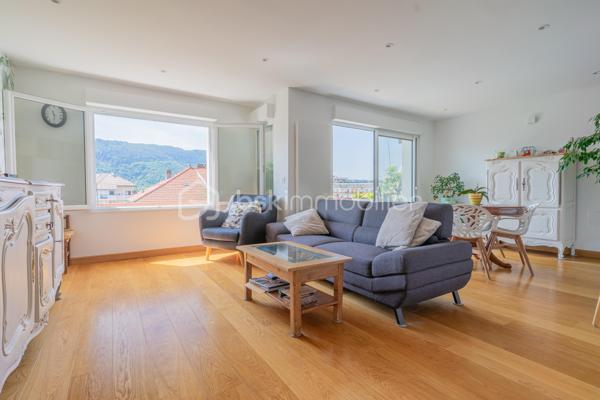 Idéalement situé en plein centre‑ville d’Annecy, cet appartement T3 au 6ᵉ étage offre un cadre de vie privilégié : luminosité, vue dégagée sur les toits et les montagnes, et un agencement rare sur le marché.

 Deux chambres, chacune avec salle d’eau et dressing
Chaque chambre dispose de son espace privatif, offrant confort et intimité :

Salle d’eau attenante
Dressing intégré
Volumes optimisés et fonctionnels

Un atout idéal pour un couple, une famille, ou une colocation haut de gamme.

Une pièce de vie conviviale avec cuisine ouverte
La cuisine ouverte, entièrement équipée, prolonge harmonieusement la pièce de vie et invite au partage.
L’ensemble forme un espace chaleureux, lumineux et parfaitement adapté à la vie quotidienne comme à la réception.

Travaux de rénovation énergétique & ravalement : VOTÉS et PAYÉS
Atout exceptionnel :
Les travaux de rénovation énergétique ainsi que le ravalement de façade ont été votés en copropriété et seront intégralement pris en charge par le vendeur.
Vous bénéficiez d’un logement valorisé, mieux isolé, et sans aucun coût supplémentaire.

Localisation idéale

Centre‑ville d’Annecy
Commerces, écoles, transports et gare à pied
Accès rapide au lac et aux axes principaux

 Les + du bien

Vue dégagée
Lumineux
6ᵉ étage
Deux suites (chambre + salle d’eau + dressing)
Cuisine ouverte équipée
Travaux votés et payés
Appartement traversant
Cave
Copropriété bien entretenue

Contactez‑moi pour plus d’informations ou pour organiser une visite.
