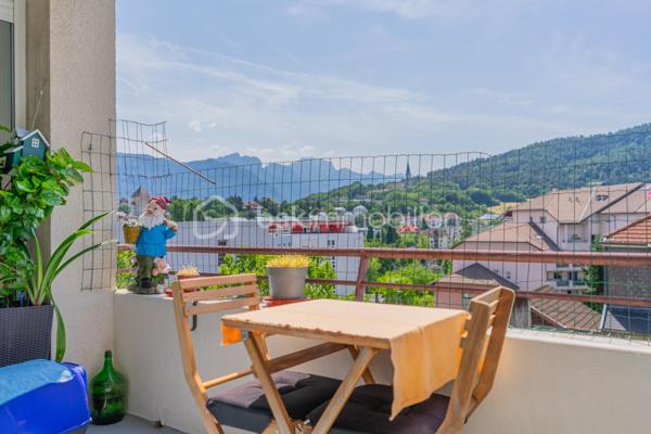 Idéalement situé en plein centre‑ville d’Annecy, cet appartement T3 au 6ᵉ étage offre un cadre de vie privilégié : luminosité, vue dégagée sur les toits et les montagnes, et un agencement rare sur le marché.

 Deux chambres, chacune avec salle d’eau et dressing
Chaque chambre dispose de son espace privatif, offrant confort et intimité :

Salle d’eau attenante
Dressing intégré
Volumes optimisés et fonctionnels

Un atout idéal pour un couple, une famille, ou une colocation haut de gamme.

Une pièce de vie conviviale avec cuisine ouverte
La cuisine ouverte, entièrement équipée, prolonge harmonieusement la pièce de vie et invite au partage.
L’ensemble forme un espace chaleureux, lumineux et parfaitement adapté à la vie quotidienne comme à la réception.

Travaux de rénovation énergétique & ravalement : VOTÉS et PAYÉS
Atout exceptionnel :
Les travaux de rénovation énergétique ainsi que le ravalement de façade ont été votés en copropriété et seront intégralement pris en charge par le vendeur.
Vous bénéficiez d’un logement valorisé, mieux isolé, et sans aucun coût supplémentaire.

Localisation idéale

Centre‑ville d’Annecy
Commerces, écoles, transports et gare à pied
Accès rapide au lac et aux axes principaux

 Les + du bien

Vue dégagée
Lumineux
6ᵉ étage
Deux suites (chambre + salle d’eau + dressing)
Cuisine ouverte équipée
Travaux votés et payés
Appartement traversant
Cave
Copropriété bien entretenue

Contactez‑moi pour plus d’informations ou pour organiser une visite.