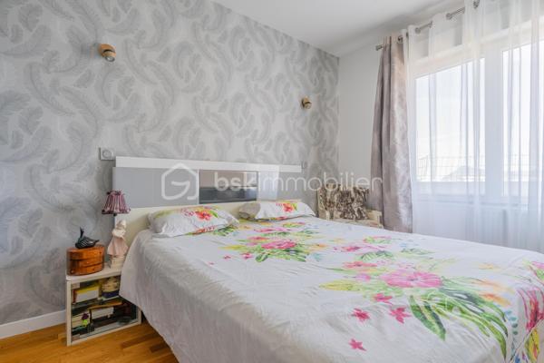 Idéalement situé en plein centre‑ville d’Annecy, cet appartement T3 au 6ᵉ étage offre un cadre de vie privilégié : luminosité, vue dégagée sur les toits et les montagnes, et un agencement rare sur le marché.

 Deux chambres, chacune avec salle d’eau et dressing
Chaque chambre dispose de son espace privatif, offrant confort et intimité :

Salle d’eau attenante
Dressing intégré
Volumes optimisés et fonctionnels

Un atout idéal pour un couple, une famille, ou une colocation haut de gamme.

Une pièce de vie conviviale avec cuisine ouverte
La cuisine ouverte, entièrement équipée, prolonge harmonieusement la pièce de vie et invite au partage.
L’ensemble forme un espace chaleureux, lumineux et parfaitement adapté à la vie quotidienne comme à la réception.

Travaux de rénovation énergétique & ravalement : VOTÉS et PAYÉS
Atout exceptionnel :
Les travaux de rénovation énergétique ainsi que le ravalement de façade ont été votés en copropriété et seront intégralement pris en charge par le vendeur.
Vous bénéficiez d’un logement valorisé, mieux isolé, et sans aucun coût supplémentaire.

Localisation idéale

Centre‑ville d’Annecy
Commerces, écoles, transports et gare à pied
Accès rapide au lac et aux axes principaux

 Les + du bien

Vue dégagée
Lumineux
6ᵉ étage
Deux suites (chambre + salle d’eau + dressing)
Cuisine ouverte équipée
Travaux votés et payés
Appartement traversant
Cave
Copropriété bien entretenue

Contactez‑moi pour plus d’informations ou pour organiser une visite.