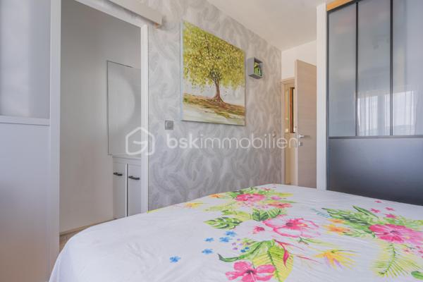 Idéalement situé en plein centre‑ville d’Annecy, cet appartement T3 au 6ᵉ étage offre un cadre de vie privilégié : luminosité, vue dégagée sur les toits et les montagnes, et un agencement rare sur le marché.

 Deux chambres, chacune avec salle d’eau et dressing
Chaque chambre dispose de son espace privatif, offrant confort et intimité :

Salle d’eau attenante
Dressing intégré
Volumes optimisés et fonctionnels

Un atout idéal pour un couple, une famille, ou une colocation haut de gamme.

Une pièce de vie conviviale avec cuisine ouverte
La cuisine ouverte, entièrement équipée, prolonge harmonieusement la pièce de vie et invite au partage.
L’ensemble forme un espace chaleureux, lumineux et parfaitement adapté à la vie quotidienne comme à la réception.

Travaux de rénovation énergétique & ravalement : VOTÉS et PAYÉS
Atout exceptionnel :
Les travaux de rénovation énergétique ainsi que le ravalement de façade ont été votés en copropriété et seront intégralement pris en charge par le vendeur.
Vous bénéficiez d’un logement valorisé, mieux isolé, et sans aucun coût supplémentaire.

Localisation idéale

Centre‑ville d’Annecy
Commerces, écoles, transports et gare à pied
Accès rapide au lac et aux axes principaux

 Les + du bien

Vue dégagée
Lumineux
6ᵉ étage
Deux suites (chambre + salle d’eau + dressing)
Cuisine ouverte équipée
Travaux votés et payés
Appartement traversant
Cave
Copropriété bien entretenue

Contactez‑moi pour plus d’informations ou pour organiser une visite.