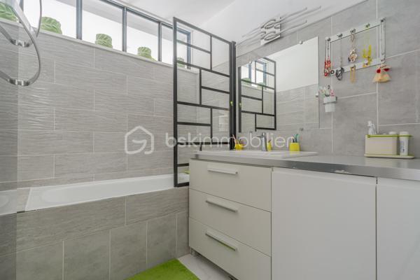 Idéalement situé en plein centre‑ville d’Annecy, cet appartement T3 au 6ᵉ étage offre un cadre de vie privilégié : luminosité, vue dégagée sur les toits et les montagnes, et un agencement rare sur le marché.

 Deux chambres, chacune avec salle d’eau et dressing
Chaque chambre dispose de son espace privatif, offrant confort et intimité :

Salle d’eau attenante
Dressing intégré
Volumes optimisés et fonctionnels

Un atout idéal pour un couple, une famille, ou une colocation haut de gamme.

Une pièce de vie conviviale avec cuisine ouverte
La cuisine ouverte, entièrement équipée, prolonge harmonieusement la pièce de vie et invite au partage.
L’ensemble forme un espace chaleureux, lumineux et parfaitement adapté à la vie quotidienne comme à la réception.

Travaux de rénovation énergétique & ravalement : VOTÉS et PAYÉS
Atout exceptionnel :
Les travaux de rénovation énergétique ainsi que le ravalement de façade ont été votés en copropriété et seront intégralement pris en charge par le vendeur.
Vous bénéficiez d’un logement valorisé, mieux isolé, et sans aucun coût supplémentaire.

Localisation idéale

Centre‑ville d’Annecy
Commerces, écoles, transports et gare à pied
Accès rapide au lac et aux axes principaux

 Les + du bien

Vue dégagée
Lumineux
6ᵉ étage
Deux suites (chambre + salle d’eau + dressing)
Cuisine ouverte équipée
Travaux votés et payés
Appartement traversant
Cave
Copropriété bien entretenue

Contactez‑moi pour plus d’informations ou pour organiser une visite.