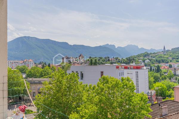 Idéalement situé en plein centre‑ville d’Annecy, cet appartement T3 au 6ᵉ étage offre un cadre de vie privilégié : luminosité, vue dégagée sur les toits et les montagnes, et un agencement rare sur le marché.

 Deux chambres, chacune avec salle d’eau et dressing
Chaque chambre dispose de son espace privatif, offrant confort et intimité :

Salle d’eau attenante
Dressing intégré
Volumes optimisés et fonctionnels

Un atout idéal pour un couple, une famille, ou une colocation haut de gamme.

Une pièce de vie conviviale avec cuisine ouverte
La cuisine ouverte, entièrement équipée, prolonge harmonieusement la pièce de vie et invite au partage.
L’ensemble forme un espace chaleureux, lumineux et parfaitement adapté à la vie quotidienne comme à la réception.

Travaux de rénovation énergétique & ravalement : VOTÉS et PAYÉS
Atout exceptionnel :
Les travaux de rénovation énergétique ainsi que le ravalement de façade ont été votés en copropriété et seront intégralement pris en charge par le vendeur.
Vous bénéficiez d’un logement valorisé, mieux isolé, et sans aucun coût supplémentaire.

Localisation idéale

Centre‑ville d’Annecy
Commerces, écoles, transports et gare à pied
Accès rapide au lac et aux axes principaux

 Les + du bien

Vue dégagée
Lumineux
6ᵉ étage
Deux suites (chambre + salle d’eau + dressing)
Cuisine ouverte équipée
Travaux votés et payés
Appartement traversant
Cave
Copropriété bien entretenue

Contactez‑moi pour plus d’informations ou pour organiser une visite.