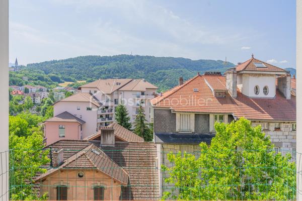 Idéalement situé en plein centre‑ville d’Annecy, cet appartement T3 au 6ᵉ étage offre un cadre de vie privilégié : luminosité, vue dégagée sur les toits et les montagnes, et un agencement rare sur le marché.

 Deux chambres, chacune avec salle d’eau et dressing
Chaque chambre dispose de son espace privatif, offrant confort et intimité :

Salle d’eau attenante
Dressing intégré
Volumes optimisés et fonctionnels

Un atout idéal pour un couple, une famille, ou une colocation haut de gamme.

Une pièce de vie conviviale avec cuisine ouverte
La cuisine ouverte, entièrement équipée, prolonge harmonieusement la pièce de vie et invite au partage.
L’ensemble forme un espace chaleureux, lumineux et parfaitement adapté à la vie quotidienne comme à la réception.

Travaux de rénovation énergétique & ravalement : VOTÉS et PAYÉS
Atout exceptionnel :
Les travaux de rénovation énergétique ainsi que le ravalement de façade ont été votés en copropriété et seront intégralement pris en charge par le vendeur.
Vous bénéficiez d’un logement valorisé, mieux isolé, et sans aucun coût supplémentaire.

Localisation idéale

Centre‑ville d’Annecy
Commerces, écoles, transports et gare à pied
Accès rapide au lac et aux axes principaux

 Les + du bien

Vue dégagée
Lumineux
6ᵉ étage
Deux suites (chambre + salle d’eau + dressing)
Cuisine ouverte équipée
Travaux votés et payés
Appartement traversant
Cave
Copropriété bien entretenue

Contactez‑moi pour plus d’informations ou pour organiser une visite.