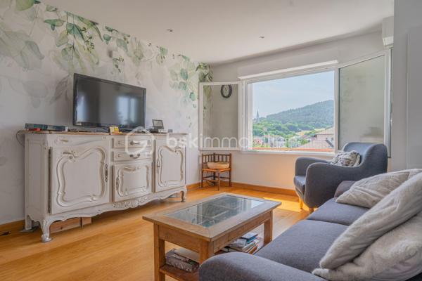 Idéalement situé en plein centre‑ville d’Annecy, cet appartement T3 au 6ᵉ étage offre un cadre de vie privilégié : luminosité, vue dégagée sur les toits et les montagnes, et un agencement rare sur le marché.

 Deux chambres, chacune avec salle d’eau et dressing
Chaque chambre dispose de son espace privatif, offrant confort et intimité :

Salle d’eau attenante
Dressing intégré
Volumes optimisés et fonctionnels

Un atout idéal pour un couple, une famille, ou une colocation haut de gamme.

Une pièce de vie conviviale avec cuisine ouverte
La cuisine ouverte, entièrement équipée, prolonge harmonieusement la pièce de vie et invite au partage.
L’ensemble forme un espace chaleureux, lumineux et parfaitement adapté à la vie quotidienne comme à la réception.

Travaux de rénovation énergétique & ravalement : VOTÉS et PAYÉS
Atout exceptionnel :
Les travaux de rénovation énergétique ainsi que le ravalement de façade ont été votés en copropriété et seront intégralement pris en charge par le vendeur.
Vous bénéficiez d’un logement valorisé, mieux isolé, et sans aucun coût supplémentaire.

Localisation idéale

Centre‑ville d’Annecy
Commerces, écoles, transports et gare à pied
Accès rapide au lac et aux axes principaux

 Les + du bien

Vue dégagée
Lumineux
6ᵉ étage
Deux suites (chambre + salle d’eau + dressing)
Cuisine ouverte équipée
Travaux votés et payés
Appartement traversant
Cave
Copropriété bien entretenue

Contactez‑moi pour plus d’informations ou pour organiser une visite.