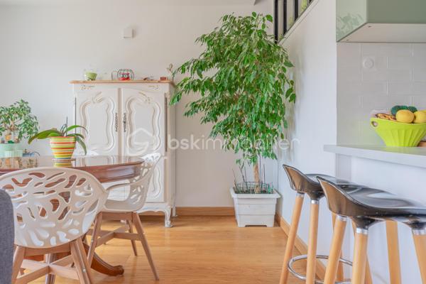 Idéalement situé en plein centre‑ville d’Annecy, cet appartement T3 au 6ᵉ étage offre un cadre de vie privilégié : luminosité, vue dégagée sur les toits et les montagnes, et un agencement rare sur le marché.

 Deux chambres, chacune avec salle d’eau et dressing
Chaque chambre dispose de son espace privatif, offrant confort et intimité :

Salle d’eau attenante
Dressing intégré
Volumes optimisés et fonctionnels

Un atout idéal pour un couple, une famille, ou une colocation haut de gamme.

Une pièce de vie conviviale avec cuisine ouverte
La cuisine ouverte, entièrement équipée, prolonge harmonieusement la pièce de vie et invite au partage.
L’ensemble forme un espace chaleureux, lumineux et parfaitement adapté à la vie quotidienne comme à la réception.

Travaux de rénovation énergétique & ravalement : VOTÉS et PAYÉS
Atout exceptionnel :
Les travaux de rénovation énergétique ainsi que le ravalement de façade ont été votés en copropriété et seront intégralement pris en charge par le vendeur.
Vous bénéficiez d’un logement valorisé, mieux isolé, et sans aucun coût supplémentaire.

Localisation idéale

Centre‑ville d’Annecy
Commerces, écoles, transports et gare à pied
Accès rapide au lac et aux axes principaux

 Les + du bien

Vue dégagée
Lumineux
6ᵉ étage
Deux suites (chambre + salle d’eau + dressing)
Cuisine ouverte équipée
Travaux votés et payés
Appartement traversant
Cave
Copropriété bien entretenue

Contactez‑moi pour plus d’informations ou pour organiser une visite.