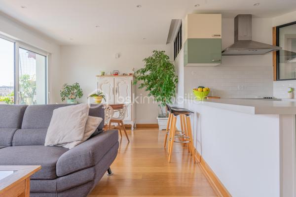 Idéalement situé en plein centre‑ville d’Annecy, cet appartement T3 au 6ᵉ étage offre un cadre de vie privilégié : luminosité, vue dégagée sur les toits et les montagnes, et un agencement rare sur le marché.

 Deux chambres, chacune avec salle d’eau et dressing
Chaque chambre dispose de son espace privatif, offrant confort et intimité :

Salle d’eau attenante
Dressing intégré
Volumes optimisés et fonctionnels

Un atout idéal pour un couple, une famille, ou une colocation haut de gamme.

Une pièce de vie conviviale avec cuisine ouverte
La cuisine ouverte, entièrement équipée, prolonge harmonieusement la pièce de vie et invite au partage.
L’ensemble forme un espace chaleureux, lumineux et parfaitement adapté à la vie quotidienne comme à la réception.

Travaux de rénovation énergétique & ravalement : VOTÉS et PAYÉS
Atout exceptionnel :
Les travaux de rénovation énergétique ainsi que le ravalement de façade ont été votés en copropriété et seront intégralement pris en charge par le vendeur.
Vous bénéficiez d’un logement valorisé, mieux isolé, et sans aucun coût supplémentaire.

Localisation idéale

Centre‑ville d’Annecy
Commerces, écoles, transports et gare à pied
Accès rapide au lac et aux axes principaux

 Les + du bien

Vue dégagée
Lumineux
6ᵉ étage
Deux suites (chambre + salle d’eau + dressing)
Cuisine ouverte équipée
Travaux votés et payés
Appartement traversant
Cave
Copropriété bien entretenue

Contactez‑moi pour plus d’informations ou pour organiser une visite.