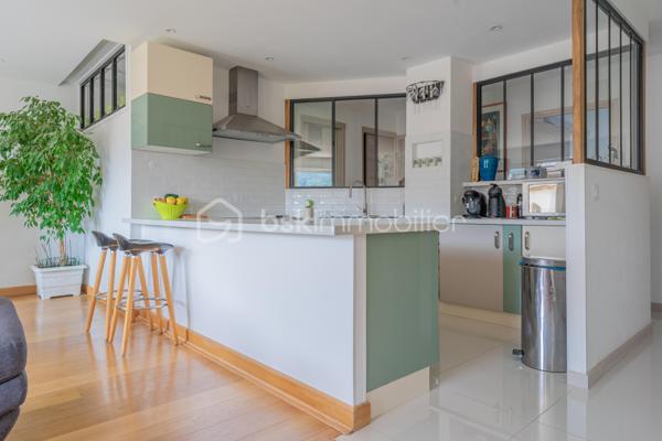 Idéalement situé en plein centre‑ville d’Annecy, cet appartement T3 au 6ᵉ étage offre un cadre de vie privilégié : luminosité, vue dégagée sur les toits et les montagnes, et un agencement rare sur le marché.

 Deux chambres, chacune avec salle d’eau et dressing
Chaque chambre dispose de son espace privatif, offrant confort et intimité :

Salle d’eau attenante
Dressing intégré
Volumes optimisés et fonctionnels

Un atout idéal pour un couple, une famille, ou une colocation haut de gamme.

Une pièce de vie conviviale avec cuisine ouverte
La cuisine ouverte, entièrement équipée, prolonge harmonieusement la pièce de vie et invite au partage.
L’ensemble forme un espace chaleureux, lumineux et parfaitement adapté à la vie quotidienne comme à la réception.

Travaux de rénovation énergétique & ravalement : VOTÉS et PAYÉS
Atout exceptionnel :
Les travaux de rénovation énergétique ainsi que le ravalement de façade ont été votés en copropriété et seront intégralement pris en charge par le vendeur.
Vous bénéficiez d’un logement valorisé, mieux isolé, et sans aucun coût supplémentaire.

Localisation idéale

Centre‑ville d’Annecy
Commerces, écoles, transports et gare à pied
Accès rapide au lac et aux axes principaux

 Les + du bien

Vue dégagée
Lumineux
6ᵉ étage
Deux suites (chambre + salle d’eau + dressing)
Cuisine ouverte équipée
Travaux votés et payés
Appartement traversant
Cave
Copropriété bien entretenue

Contactez‑moi pour plus d’informations ou pour organiser une visite.