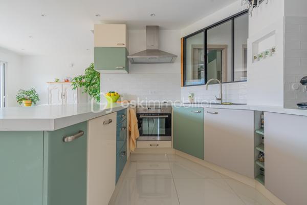 Idéalement situé en plein centre‑ville d’Annecy, cet appartement T3 au 6ᵉ étage offre un cadre de vie privilégié : luminosité, vue dégagée sur les toits et les montagnes, et un agencement rare sur le marché.

 Deux chambres, chacune avec salle d’eau et dressing
Chaque chambre dispose de son espace privatif, offrant confort et intimité :

Salle d’eau attenante
Dressing intégré
Volumes optimisés et fonctionnels

Un atout idéal pour un couple, une famille, ou une colocation haut de gamme.

Une pièce de vie conviviale avec cuisine ouverte
La cuisine ouverte, entièrement équipée, prolonge harmonieusement la pièce de vie et invite au partage.
L’ensemble forme un espace chaleureux, lumineux et parfaitement adapté à la vie quotidienne comme à la réception.

Travaux de rénovation énergétique & ravalement : VOTÉS et PAYÉS
Atout exceptionnel :
Les travaux de rénovation énergétique ainsi que le ravalement de façade ont été votés en copropriété et seront intégralement pris en charge par le vendeur.
Vous bénéficiez d’un logement valorisé, mieux isolé, et sans aucun coût supplémentaire.

Localisation idéale

Centre‑ville d’Annecy
Commerces, écoles, transports et gare à pied
Accès rapide au lac et aux axes principaux

 Les + du bien

Vue dégagée
Lumineux
6ᵉ étage
Deux suites (chambre + salle d’eau + dressing)
Cuisine ouverte équipée
Travaux votés et payés
Appartement traversant
Cave
Copropriété bien entretenue

Contactez‑moi pour plus d’informations ou pour organiser une visite.