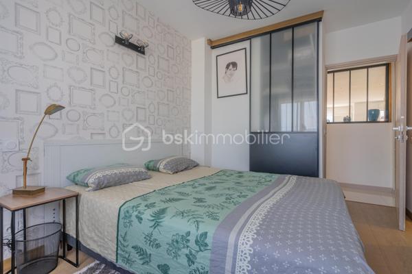 Idéalement situé en plein centre‑ville d’Annecy, cet appartement T3 au 6ᵉ étage offre un cadre de vie privilégié : luminosité, vue dégagée sur les toits et les montagnes, et un agencement rare sur le marché.

 Deux chambres, chacune avec salle d’eau et dressing
Chaque chambre dispose de son espace privatif, offrant confort et intimité :

Salle d’eau attenante
Dressing intégré
Volumes optimisés et fonctionnels

Un atout idéal pour un couple, une famille, ou une colocation haut de gamme.

Une pièce de vie conviviale avec cuisine ouverte
La cuisine ouverte, entièrement équipée, prolonge harmonieusement la pièce de vie et invite au partage.
L’ensemble forme un espace chaleureux, lumineux et parfaitement adapté à la vie quotidienne comme à la réception.

Travaux de rénovation énergétique & ravalement : VOTÉS et PAYÉS
Atout exceptionnel :
Les travaux de rénovation énergétique ainsi que le ravalement de façade ont été votés en copropriété et seront intégralement pris en charge par le vendeur.
Vous bénéficiez d’un logement valorisé, mieux isolé, et sans aucun coût supplémentaire.

Localisation idéale

Centre‑ville d’Annecy
Commerces, écoles, transports et gare à pied
Accès rapide au lac et aux axes principaux

 Les + du bien

Vue dégagée
Lumineux
6ᵉ étage
Deux suites (chambre + salle d’eau + dressing)
Cuisine ouverte équipée
Travaux votés et payés
Appartement traversant
Cave
Copropriété bien entretenue

Contactez‑moi pour plus d’informations ou pour organiser une visite.