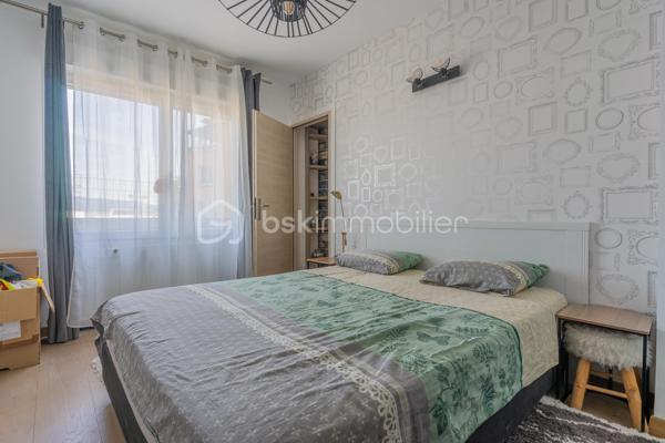 Idéalement situé en plein centre‑ville d’Annecy, cet appartement T3 au 6ᵉ étage offre un cadre de vie privilégié : luminosité, vue dégagée sur les toits et les montagnes, et un agencement rare sur le marché.

 Deux chambres, chacune avec salle d’eau et dressing
Chaque chambre dispose de son espace privatif, offrant confort et intimité :

Salle d’eau attenante
Dressing intégré
Volumes optimisés et fonctionnels

Un atout idéal pour un couple, une famille, ou une colocation haut de gamme.

Une pièce de vie conviviale avec cuisine ouverte
La cuisine ouverte, entièrement équipée, prolonge harmonieusement la pièce de vie et invite au partage.
L’ensemble forme un espace chaleureux, lumineux et parfaitement adapté à la vie quotidienne comme à la réception.

Travaux de rénovation énergétique & ravalement : VOTÉS et PAYÉS
Atout exceptionnel :
Les travaux de rénovation énergétique ainsi que le ravalement de façade ont été votés en copropriété et seront intégralement pris en charge par le vendeur.
Vous bénéficiez d’un logement valorisé, mieux isolé, et sans aucun coût supplémentaire.

Localisation idéale

Centre‑ville d’Annecy
Commerces, écoles, transports et gare à pied
Accès rapide au lac et aux axes principaux

 Les + du bien

Vue dégagée
Lumineux
6ᵉ étage
Deux suites (chambre + salle d’eau + dressing)
Cuisine ouverte équipée
Travaux votés et payés
Appartement traversant
Cave
Copropriété bien entretenue

Contactez‑moi pour plus d’informations ou pour organiser une visite.