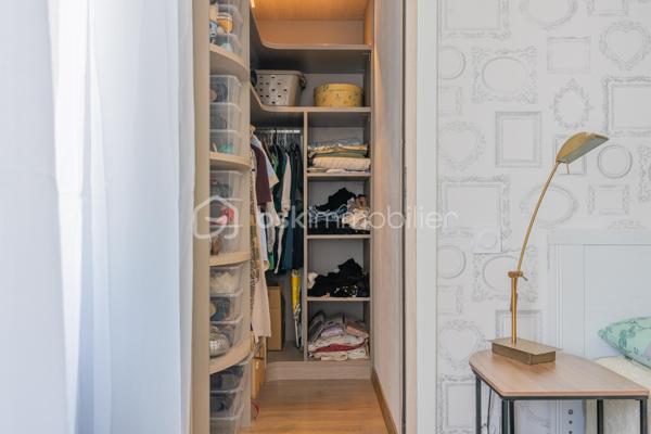 Idéalement situé en plein centre‑ville d’Annecy, cet appartement T3 au 6ᵉ étage offre un cadre de vie privilégié : luminosité, vue dégagée sur les toits et les montagnes, et un agencement rare sur le marché.

 Deux chambres, chacune avec salle d’eau et dressing
Chaque chambre dispose de son espace privatif, offrant confort et intimité :

Salle d’eau attenante
Dressing intégré
Volumes optimisés et fonctionnels

Un atout idéal pour un couple, une famille, ou une colocation haut de gamme.

Une pièce de vie conviviale avec cuisine ouverte
La cuisine ouverte, entièrement équipée, prolonge harmonieusement la pièce de vie et invite au partage.
L’ensemble forme un espace chaleureux, lumineux et parfaitement adapté à la vie quotidienne comme à la réception.

Travaux de rénovation énergétique & ravalement : VOTÉS et PAYÉS
Atout exceptionnel :
Les travaux de rénovation énergétique ainsi que le ravalement de façade ont été votés en copropriété et seront intégralement pris en charge par le vendeur.
Vous bénéficiez d’un logement valorisé, mieux isolé, et sans aucun coût supplémentaire.

Localisation idéale

Centre‑ville d’Annecy
Commerces, écoles, transports et gare à pied
Accès rapide au lac et aux axes principaux

 Les + du bien

Vue dégagée
Lumineux
6ᵉ étage
Deux suites (chambre + salle d’eau + dressing)
Cuisine ouverte équipée
Travaux votés et payés
Appartement traversant
Cave
Copropriété bien entretenue

Contactez‑moi pour plus d’informations ou pour organiser une visite.