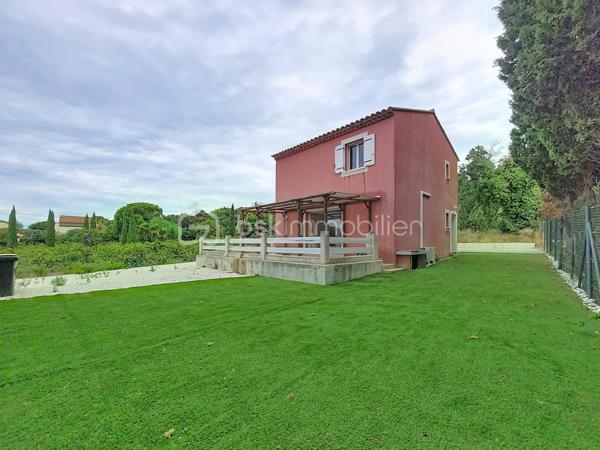 Située à La Seyne-sur-Mer Sud, entre les quartiers des Plaines et de Mar Vivo, cette belle villa moderne construite en 2016 offre un cadre de vie agréable, fonctionnel et contemporain.

D’une superficie idéalement agencée, elle se compose au rez-de-chaussée d’une entrée avec placards, d’une cuisine moderne ouverte sur un séjour lumineux, agrémenté d’un poêle à granulés, ainsi que d’une suite parentale avec salle d’eau privative. Un WC indépendant complète ce niveau.

À l’étage, un palier dessert deux belles chambres et une vaste salle de bains équipée d’une baignoire d’angle et d’une douche à l’italienne. Un dressing et un WC séparé complète l’espace nuit.

Cette villa sur vide sanitaire, est équipée de double vitrage et de 4 climatisations réversibles.

À l’extérieur, vous profiterez d’un jardin soigneusement aménagé, prolongé par une belle terrasse, le tout à l’abri des regards et sans vis-à-vis, idéal pour profiter pleinement des beaux jours en famille ou entre amis.

La propriété dispose également d’un espace permettant de stationner plusieurs véhicules.

Une villa récente, confortable et parfaitement adaptée à une vie de famille, dans un secteur recherché de La Seyne-sur-Mer Sud.

A moins de 300m des commerces et des services : transports et écoles.
Et 5 minutes en voiture de la plage des Sablettes.