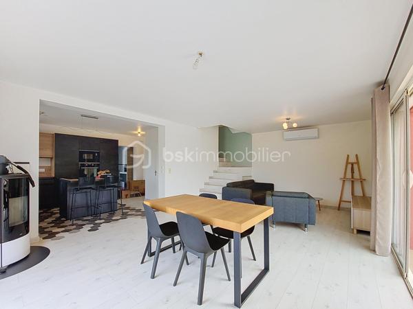 Située à La Seyne-sur-Mer Sud, entre les quartiers des Plaines et de Mar Vivo, cette belle villa moderne construite en 2016 offre un cadre de vie agréable, fonctionnel et contemporain.

D’une superficie idéalement agencée, elle se compose au rez-de-chaussée d’une entrée avec placards, d’une cuisine moderne ouverte sur un séjour lumineux, agrémenté d’un poêle à granulés, ainsi que d’une suite parentale avec salle d’eau privative. Un WC indépendant complète ce niveau.

À l’étage, un palier dessert deux belles chambres et une vaste salle de bains équipée d’une baignoire d’angle et d’une douche à l’italienne. Un dressing et un WC séparé complète l’espace nuit.

Cette villa sur vide sanitaire, est équipée de double vitrage et de 4 climatisations réversibles.

À l’extérieur, vous profiterez d’un jardin soigneusement aménagé, prolongé par une belle terrasse, le tout à l’abri des regards et sans vis-à-vis, idéal pour profiter pleinement des beaux jours en famille ou entre amis.

La propriété dispose également d’un espace permettant de stationner plusieurs véhicules.

Une villa récente, confortable et parfaitement adaptée à une vie de famille, dans un secteur recherché de La Seyne-sur-Mer Sud.

A moins de 300m des commerces et des services : transports et écoles.
Et 5 minutes en voiture de la plage des Sablettes.