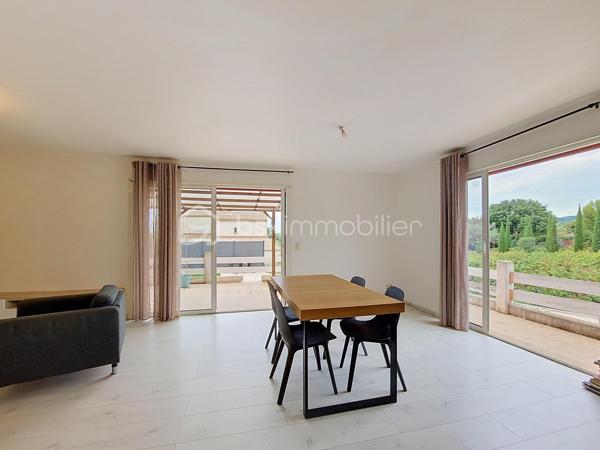 Située à La Seyne-sur-Mer Sud, entre les quartiers des Plaines et de Mar Vivo, cette belle villa moderne construite en 2016 offre un cadre de vie agréable, fonctionnel et contemporain.

D’une superficie idéalement agencée, elle se compose au rez-de-chaussée d’une entrée avec placards, d’une cuisine moderne ouverte sur un séjour lumineux, agrémenté d’un poêle à granulés, ainsi que d’une suite parentale avec salle d’eau privative. Un WC indépendant complète ce niveau.

À l’étage, un palier dessert deux belles chambres et une vaste salle de bains équipée d’une baignoire d’angle et d’une douche à l’italienne. Un dressing et un WC séparé complète l’espace nuit.

Cette villa sur vide sanitaire, est équipée de double vitrage et de 4 climatisations réversibles.

À l’extérieur, vous profiterez d’un jardin soigneusement aménagé, prolongé par une belle terrasse, le tout à l’abri des regards et sans vis-à-vis, idéal pour profiter pleinement des beaux jours en famille ou entre amis.

La propriété dispose également d’un espace permettant de stationner plusieurs véhicules.

Une villa récente, confortable et parfaitement adaptée à une vie de famille, dans un secteur recherché de La Seyne-sur-Mer Sud.

A moins de 300m des commerces et des services : transports et écoles.
Et 5 minutes en voiture de la plage des Sablettes.
