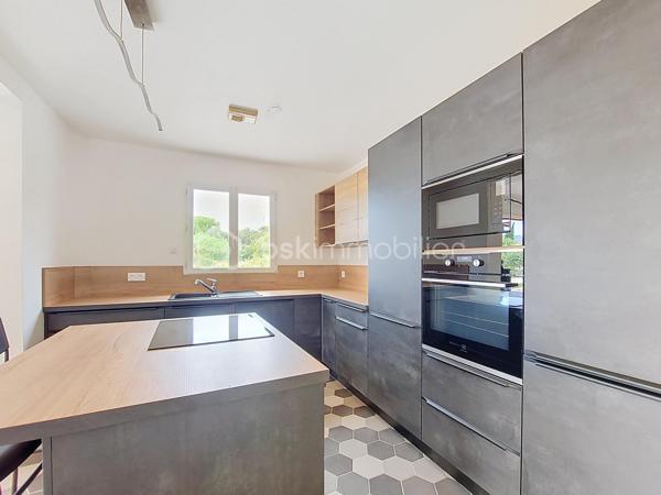 Située à La Seyne-sur-Mer Sud, entre les quartiers des Plaines et de Mar Vivo, cette belle villa moderne construite en 2016 offre un cadre de vie agréable, fonctionnel et contemporain.

D’une superficie idéalement agencée, elle se compose au rez-de-chaussée d’une entrée avec placards, d’une cuisine moderne ouverte sur un séjour lumineux, agrémenté d’un poêle à granulés, ainsi que d’une suite parentale avec salle d’eau privative. Un WC indépendant complète ce niveau.

À l’étage, un palier dessert deux belles chambres et une vaste salle de bains équipée d’une baignoire d’angle et d’une douche à l’italienne. Un dressing et un WC séparé complète l’espace nuit.

Cette villa sur vide sanitaire, est équipée de double vitrage et de 4 climatisations réversibles.

À l’extérieur, vous profiterez d’un jardin soigneusement aménagé, prolongé par une belle terrasse, le tout à l’abri des regards et sans vis-à-vis, idéal pour profiter pleinement des beaux jours en famille ou entre amis.

La propriété dispose également d’un espace permettant de stationner plusieurs véhicules.

Une villa récente, confortable et parfaitement adaptée à une vie de famille, dans un secteur recherché de La Seyne-sur-Mer Sud.

A moins de 300m des commerces et des services : transports et écoles.
Et 5 minutes en voiture de la plage des Sablettes.