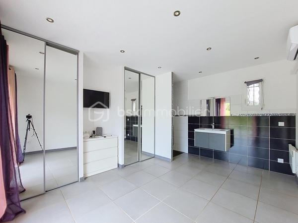Située à La Seyne-sur-Mer Sud, entre les quartiers des Plaines et de Mar Vivo, cette belle villa moderne construite en 2016 offre un cadre de vie agréable, fonctionnel et contemporain.

D’une superficie idéalement agencée, elle se compose au rez-de-chaussée d’une entrée avec placards, d’une cuisine moderne ouverte sur un séjour lumineux, agrémenté d’un poêle à granulés, ainsi que d’une suite parentale avec salle d’eau privative. Un WC indépendant complète ce niveau.

À l’étage, un palier dessert deux belles chambres et une vaste salle de bains équipée d’une baignoire d’angle et d’une douche à l’italienne. Un dressing et un WC séparé complète l’espace nuit.

Cette villa sur vide sanitaire, est équipée de double vitrage et de 4 climatisations réversibles.

À l’extérieur, vous profiterez d’un jardin soigneusement aménagé, prolongé par une belle terrasse, le tout à l’abri des regards et sans vis-à-vis, idéal pour profiter pleinement des beaux jours en famille ou entre amis.

La propriété dispose également d’un espace permettant de stationner plusieurs véhicules.

Une villa récente, confortable et parfaitement adaptée à une vie de famille, dans un secteur recherché de La Seyne-sur-Mer Sud.

A moins de 300m des commerces et des services : transports et écoles.
Et 5 minutes en voiture de la plage des Sablettes.