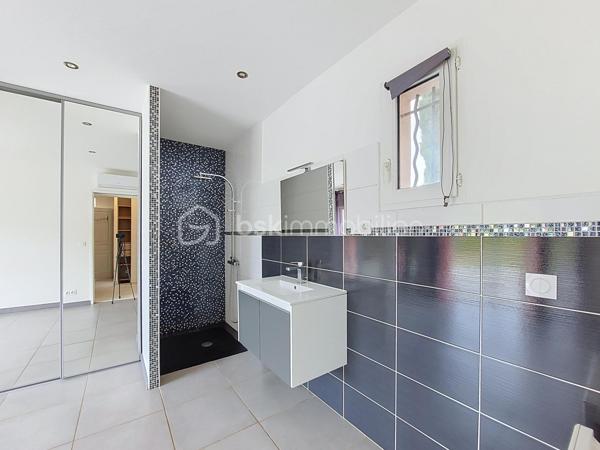 Située à La Seyne-sur-Mer Sud, entre les quartiers des Plaines et de Mar Vivo, cette belle villa moderne construite en 2016 offre un cadre de vie agréable, fonctionnel et contemporain.

D’une superficie idéalement agencée, elle se compose au rez-de-chaussée d’une entrée avec placards, d’une cuisine moderne ouverte sur un séjour lumineux, agrémenté d’un poêle à granulés, ainsi que d’une suite parentale avec salle d’eau privative. Un WC indépendant complète ce niveau.

À l’étage, un palier dessert deux belles chambres et une vaste salle de bains équipée d’une baignoire d’angle et d’une douche à l’italienne. Un dressing et un WC séparé complète l’espace nuit.

Cette villa sur vide sanitaire, est équipée de double vitrage et de 4 climatisations réversibles.

À l’extérieur, vous profiterez d’un jardin soigneusement aménagé, prolongé par une belle terrasse, le tout à l’abri des regards et sans vis-à-vis, idéal pour profiter pleinement des beaux jours en famille ou entre amis.

La propriété dispose également d’un espace permettant de stationner plusieurs véhicules.

Une villa récente, confortable et parfaitement adaptée à une vie de famille, dans un secteur recherché de La Seyne-sur-Mer Sud.

A moins de 300m des commerces et des services : transports et écoles.
Et 5 minutes en voiture de la plage des Sablettes.