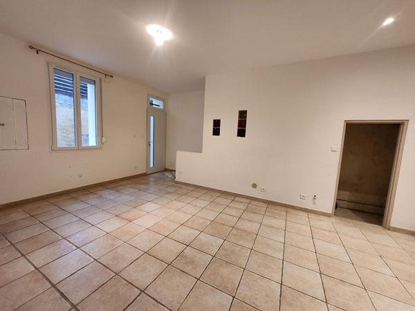 CHATEAURENARD -  - QUARTIER ANCIEN - MAISON DE CARACTERE A LOUER AVEC LOCAL A VELO - RENOVEE - 2 CHAMBRES