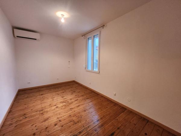 CHATEAURENARD -  - QUARTIER ANCIEN - MAISON DE CARACTERE A LOUER AVEC LOCAL A VELO - RENOVEE - 2 CHAMBRES