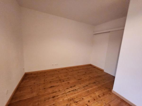 CHATEAURENARD -  - QUARTIER ANCIEN - MAISON DE CARACTERE A LOUER AVEC LOCAL A VELO - RENOVEE - 2 CHAMBRES