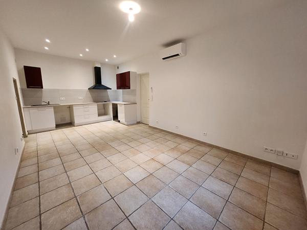 CHATEAURENARD -  - QUARTIER ANCIEN - MAISON DE CARACTERE A LOUER AVEC LOCAL A VELO - RENOVEE - 2 CHAMBRES