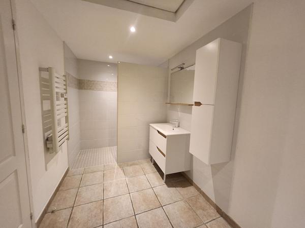 CHATEAURENARD -  - QUARTIER ANCIEN - MAISON DE CARACTERE A LOUER AVEC LOCAL A VELO - RENOVEE - 2 CHAMBRES