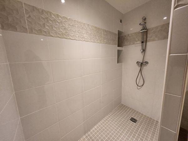 CHATEAURENARD -  - QUARTIER ANCIEN - MAISON DE CARACTERE A LOUER AVEC LOCAL A VELO - RENOVEE - 2 CHAMBRES