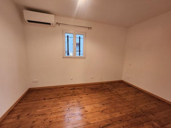 CHATEAURENARD -  - QUARTIER ANCIEN - MAISON DE CARACTERE A LOUER AVEC LOCAL A VELO - RENOVEE - 2 CHAMBRES