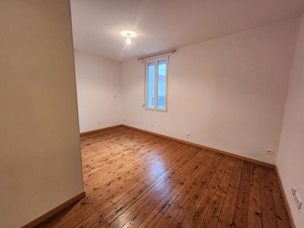 CHATEAURENARD -  - QUARTIER ANCIEN - MAISON DE CARACTERE A LOUER AVEC LOCAL A VELO - RENOVEE - 2 CHAMBRES