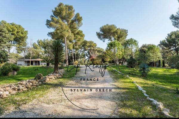 Propriété d’exception 394 m² – Terrain 10 800 m² – Piscine, dépendance, écurie