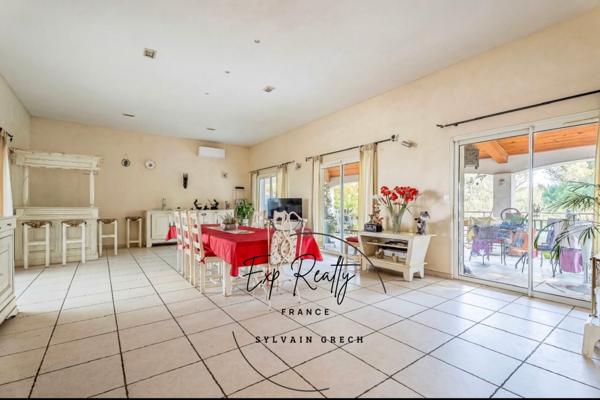 Propriété d’exception 394 m² – Terrain 10 800 m² – Piscine, dépendance, écurie