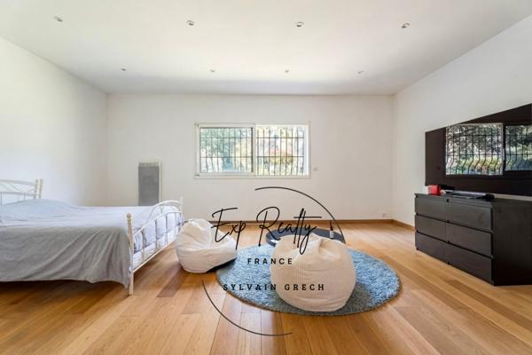 Propriété d’exception 394 m² – Terrain 10 800 m² – Piscine, dépendance, écurie